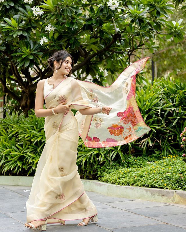 Staggering Poses Of Krithi Shetty